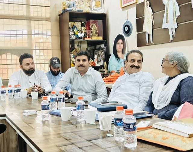 अंबाला नगर-निगम में विधायक पुंडरी सतपाल जांबा के साथ कंधे से कंधा मिलाकर अमित सिंह सैनी ने भारतीय जनता पार्टी की नीतियो...