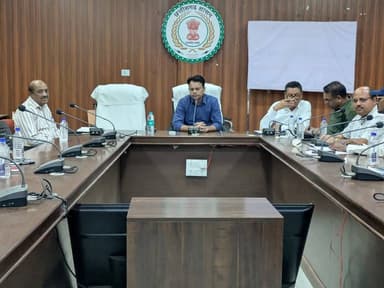 खैरागढ़-छुईखदान-गंडई जिले में पेट्रोल एवं डीजल की उपलब्धता को लेकर फैल रही अफवाहों के बीच खाद्य विभाग, पुलिस विभाग एवं ज...