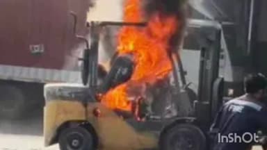 साकेत: दिल्ली एयरपोर्ट पर बाल-बाल बचा कार्गो टर्मिनल, माल ढोने वाले वाहन में लगी आग, सहम गए लोग