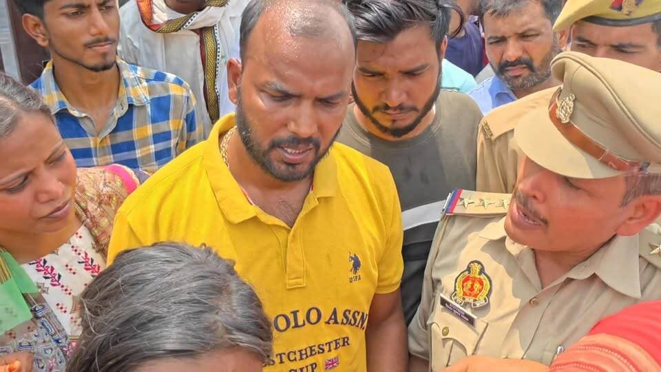 बस्ती में खुजली के इलाज के बाद महिला की मौ*त, अमृत अस्पताल मुंडेरवा पर गलत इंजेक्शन लगाने का आरोप
#followerseveryone #ni...