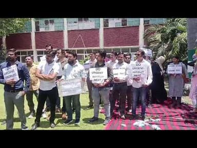 एएमयू: नर्सों का आंदोलन तीसरे दिन भी जारी, चेतावनी- "मांगें नहीं मानीं तो प्रदर्शन होगा उग्र#jnsnews
