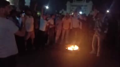 बीकानेर: गंगाशहर में खेजड़ी पेड़ की कटाई पर भड़का जनाक्रोश, सड़क जाम कर किया प्रदर्शन