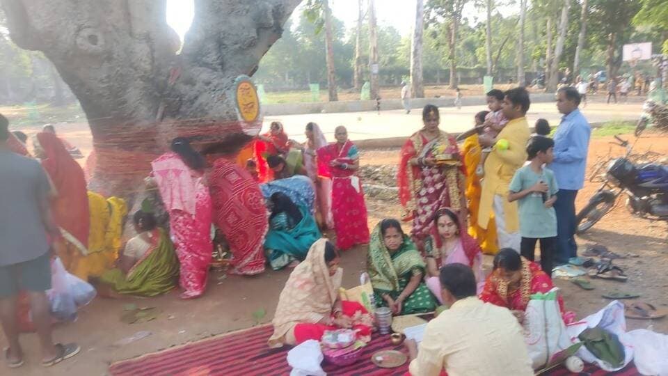 सुहागिन महिलाओं ने हजारीबाग में वट सावित्री पूजा का पर्व श्रद्धापूर्वक और आस्थापूर्वक मनाया
Nation Mera Vatan India
#va...