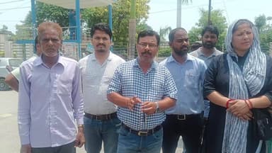 कॉलोनी के अंदर सेक्स रैकेट चलाती हुई महिला