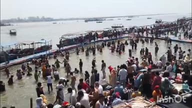 गढ़मुक्तेश्वर: बृजघाट गंगा में वट अमावस्या के अवसर पर लाखों श्रद्धालु गंगा स्नान करने के लिए पहुंच रहे हैं