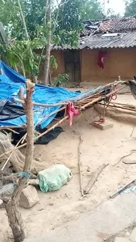 ग्राम सभा भीखमपुर के जई आड़टोल में तेज आंधी के कारण हुआ गरीबों का घर का हुआ ् तहैश नहश