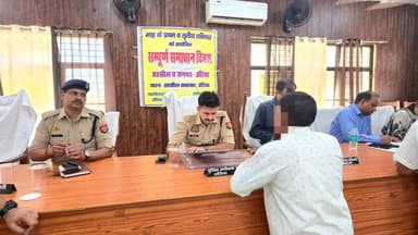 📌 सम्पूर्ण समाधान दिवस के अवसर पर तहसील सदर पर जनसुनवाई करते हुए #SP_AURAIYA द्वारा आए हुए फरियादियों की शिकायतों को सुन...