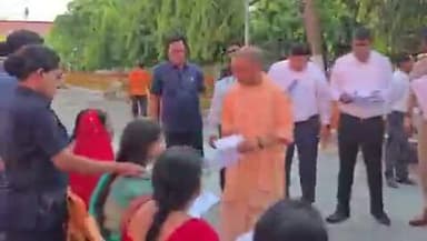 #यूपी के सीएम योगी आदित्यनाथ जनता दर्शन में शिकायत सुन रहे थे, महिला ने इलाज के लिए सीएम से गुहार लगाई। सीएम ने प्रार्थ...