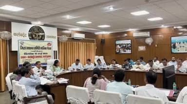 फर्रुखाबाद: जिलाधिकारी की अध्यक्षता में जिला स्वास्थ्य समिति की बैठक हुई, MOIC का वेतन रोकने और नोटिस जारी करने के दिए आदेश