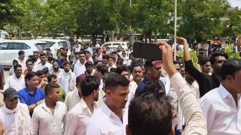 आरंग में हाई वोल्टेज ड्रामा, मारपीट के आरोप पर सड़क पर उतरा सतनामी समाज
आरंग। रायपुर जिले के आरंग थाना क्षेत्र में शनिव...