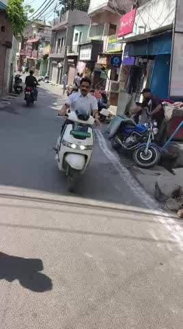 ऋषिकेश मेयर शंभू पासवान पहुंचे स्कूटी से कार्यालय ईंधन भी बचाया और पर्यावरण सुरक्षा का भी दिया संदेश