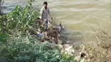 टीकमगढ़: दिगौड़ा तालाब की टूटी बधान बनी खतरा, तालाब में गिरी स्कूटी