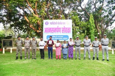 गडचिरोली पोलीस दल व सिआरपीएफसमोर 05 वरिष्ठ माओवाद्यांचे आत्मसमर्पण
गडचिरोली जिल्ह्यात माओवादविरोधी अभियानाला आणखी मोठे ...