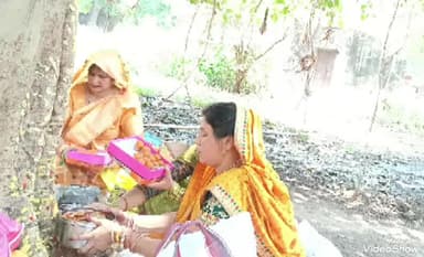 चुनार: बालूरघाट और सीखड़ में ज्येष्ठ अमावस्या पर सुहागिन महिलाओं ने रखा वट सावित्री का व्रत
