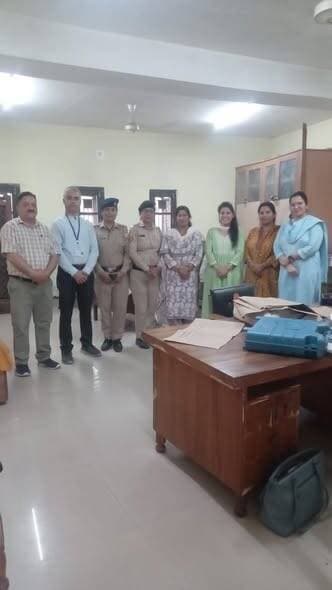 नगर परिषद चंबा चुनाव की पोलिंग पार्टियां पहुंची अलग अलग बूथ पर