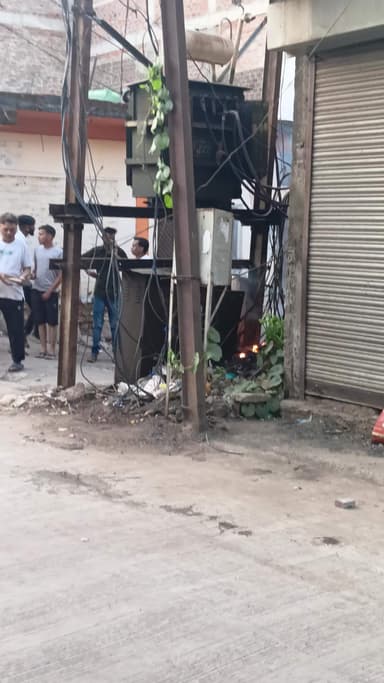आए दिन ट्रांसफर में आग लगाती रहती है रहवासी आए दिन परेशान रहते हैं ट्रांसफार्मर घर के बगल में है जिससे खतरा बना रहता है