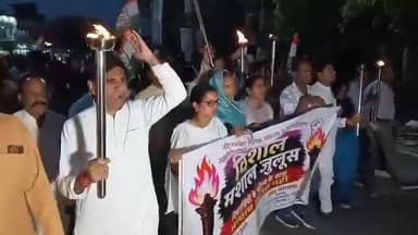 मंदसौर कांग्रेस ने नीट पेपर लीक के विरोध में गांधी चौराहे से लेकर शहर के प्रमुख मार्गो पर मशाल यात्रा निकाली।
#Mandsa...