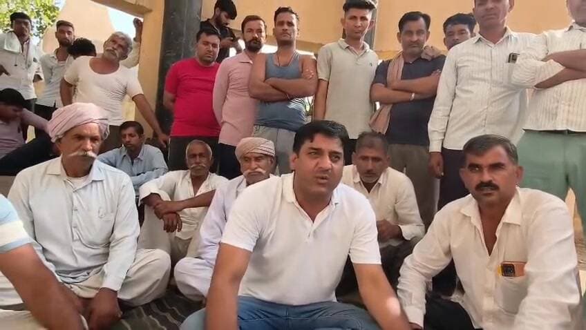 #श्रीडूंगरगढ़ के रीड़ी सरपंच पेयजल आपूर्ति होने होने पर जनता के साथ बैठे धरने पर वही बीदासर के सांडवा में जनता पानी के ल...