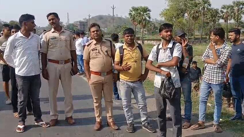 गया-डोभी मार्ग पर दौड़ती बस बनी आग का गोला, एम्स के पास मची अफरा-तफरी
#Gaya #BusFire #AIIMSGaya #BreakingNews