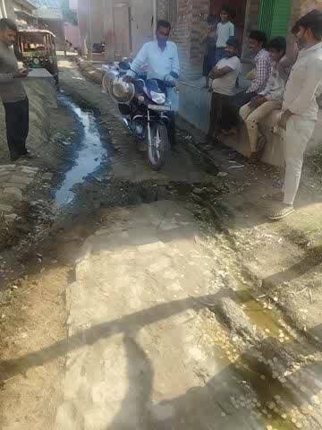 ग्राम कपूरपुर ग्राम पंचायत नीर जिला हरदोई इस गांव का विकास इतना अच्छा हुआ कि बारिश के समय निकलने में बहुत परेशानी का साम