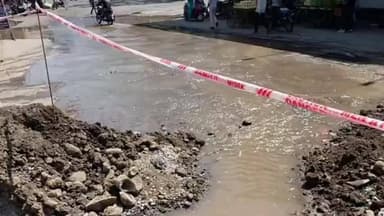 शाजापुर: शाजापुर में नर्मदा पाइपलाइन कार्य के दौरान जल लाइन फूटी, हजारों लीटर पानी बहा, नगरपालिका ने तुरंत की मरम्मत