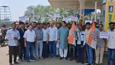 बढ़ती महंगाई के बीच कांग्रेस पार्टी का जंगी प्रदर्शन,मोदी सरकार के ख़िलाफ़ नारेबाजी