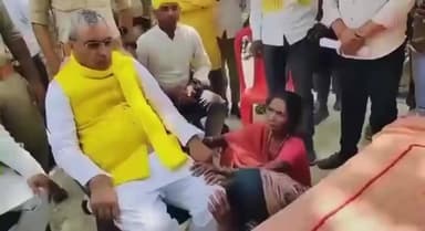 जमीन पर बैठकर बिलखती रहीं महिलाएं, कुर्सी पर चुप्पी साधे बैठे रहे ओपी राजभर; #VIDEO #वायरल #न्यूज़