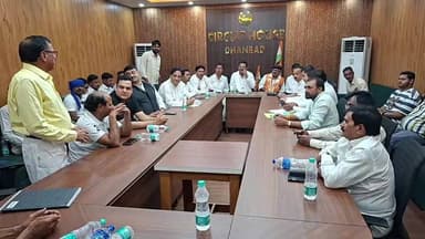 धनबाद सर्किट हाउस में कांग्रेस के दूसरे गुट ने वर्तमान कांग्रेस जिलाध्यक्ष के खिलाफ किया बैठक जमकर भड़के, देखिए 99 न्यूज...