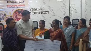 సంగారెడ్డి: సంగారెడ్డి జిల్లాలో టెన్త్, ఇంటర్ టాపర్లను నగదు పురస్కారం అందించిన కలెక్టర్ ప్రతీక్ జైన్