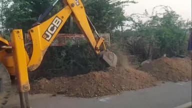 लवाण: लवाण में बिना एनओसी स्टेट हाइवे की सड़क तोड़ने का मामला सामने आया, ग्रामीणों के विरोध के बाद पुलिस ने काम रुकवाया