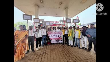 कसडोल: कसडोल में पेट्रोल-डीजल की बढ़ी कीमतों के खिलाफ कांग्रेस का प्रदर्शन, पेट्रोल पंप पहुंचकर जताया विरोध