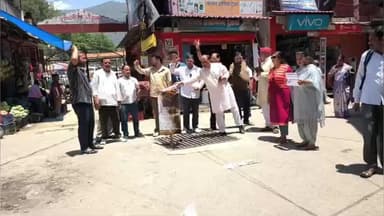 भटवाड़ी: उत्तरकाशी में पेट्रोल, डीजल और गैस कीमतों को लेकर कांग्रेस ने प्रदर्शन कर केंद्र सरकार का पुतला दहन किया