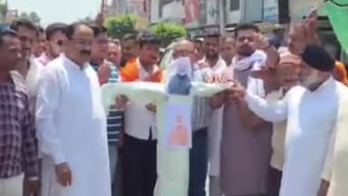 बाजपुर: पेट्रोल-डीजल की बढ़ती कीमतों के खिलाफ कांग्रेस ने किया प्रदर्शन, भाजपा सरकार का पुतला फूंका