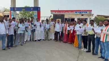 सिमगा: सुहेला में कांग्रेस ने महंगाई और पेट्रोल-डीजल की बढ़ती कीमतों के खिलाफ किया प्रदर्शन