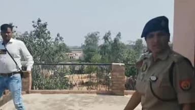 अमृतपुर: कुइया गांव में पुलिस अधीक्षक ने गहनता से की जांच, छतों पर चढ़कर चोर के आने की जानकारी पीड़ित के चाचा से ली