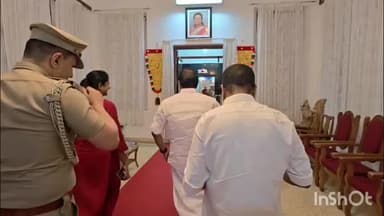 തിരുവനന്തപുരം: മന്ത്രിമാരുടെ പട്ടിക ലോക്ഭവനിൽ എത്തി വീഡസതീശൻ ഗവർണർക്ക് കൈമാറി