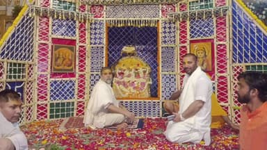 दशरथ महल में संजीव फूल बंगला झांकी बनी श्रद्धालुओं के आकर्षण का केंद्र