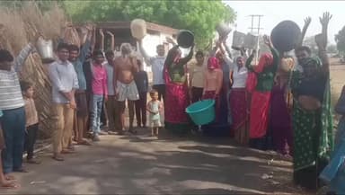 करौली: टोडाभीम कंवरपुरा के 50 घरों में 3 महीने से नहीं पहुंच रहा पानी, खाली बर्तन लहरा कर महिलाओं ने किया प्रदर्शन#jansamasya