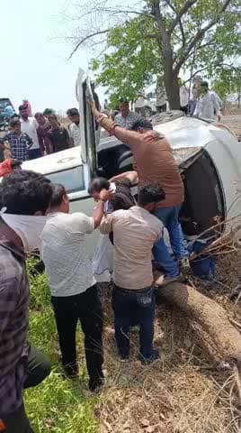 #सुवासरा-सीतामऊ मार्ग पर बड़ा हादसा टला, खेजड़िया के पास खाई में गिरी फोर व्हीलर
या#