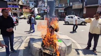 चंपावत में कांग्रेस ने बढ़ते पेट्रोल डीजल और महंगाई को लेकर भाजपा सरकार का फूंका पुतला