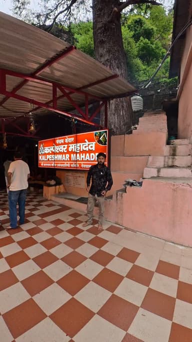 आज चमोली में स्थित पचंकेदार में से एक कल्पेश्वर महादेव मदिंर कुकर्मी के सर्वनाश की प्रार्थना की.. हर हर महादेव