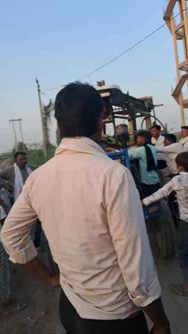 दहीखेड़ा क्षेत्र के झपायता गांव में पुलिस की मनमानी गाव मे से ट्रैक्टर ले गय लोगो मे आक्रोश