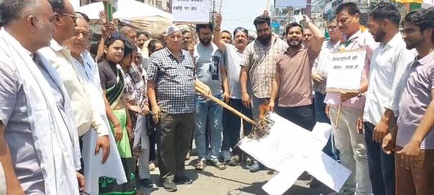 #बढ़ती महंगाई पेट्रोल डीजल की कीमत और #रसोई गैस समेत आवश्यक वस्तुओं के दामों में लगातार हो रही बढ़ोतरी को लेकर कांग्रेस ...