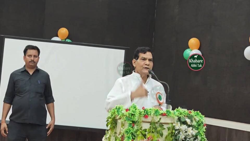 ऊर्जा मंत्री ए.के. शर्मा का विपक्ष पर बड़ा हमला, बोले- आम आदमी की जमीन पर कराया जा रहा कब्जा
#AKSharma #मऊ #विपक्ष #जमीन...