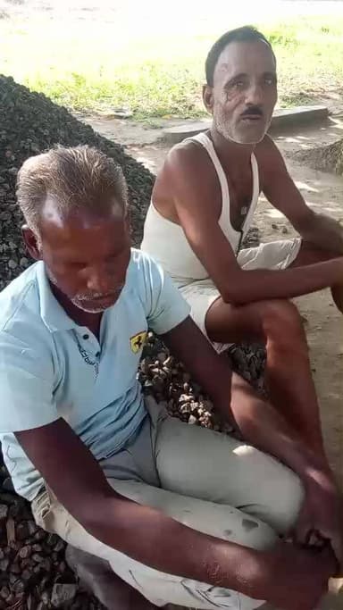 हमारे गांव के गरीबों के घर बनाने तक को जमीन नहीं है और बाहरी लोगों के यहां महल बना रहे हैं
