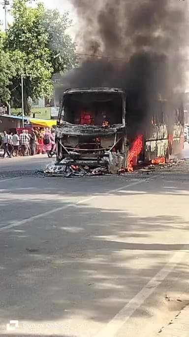 Durgapur Bus Stand k pass Faizabad se aa rahi Bus Mein Lagi Aag log Jaan bachakar bhage #faizabaad #amethinews