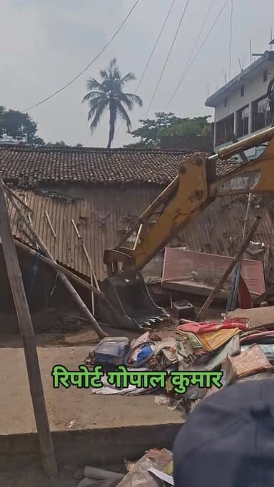 सुपौल:-भपटियाही बाजार में सरकारी जमीन से अतिक्रमण हटा, अंचलाधिकारी-थानाध्यक्ष के नेतत्व में चला बुलडोजर, अवैध निर्माण ध्...