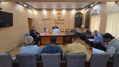 पिथौरागढ़: निर्वाचन नामावलियों के गहन प्रशिक्षण को लेकर राजनीतिक दलों के साथ जिला कार्यालय के सभागार में हुई बैठक