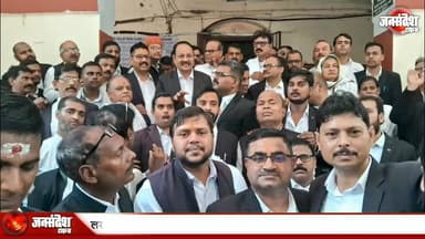 लखनऊ लाठीचार्ज के विरोध में वाराणसी कचहरी में वकीलों का कार्य बहिष्कार, जोरदार प्रदर्शन.... #LawyersProtestVaranasi #Luc...