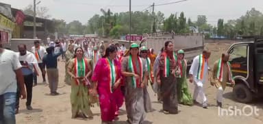 सूरजपुर: अबकी बार कांग्रेस की सरकार हर पब्लिक बोल रहा है पूरा देश बोल रहा है बीजेपी पार्टी को उखाड़ के फेंक देंगे